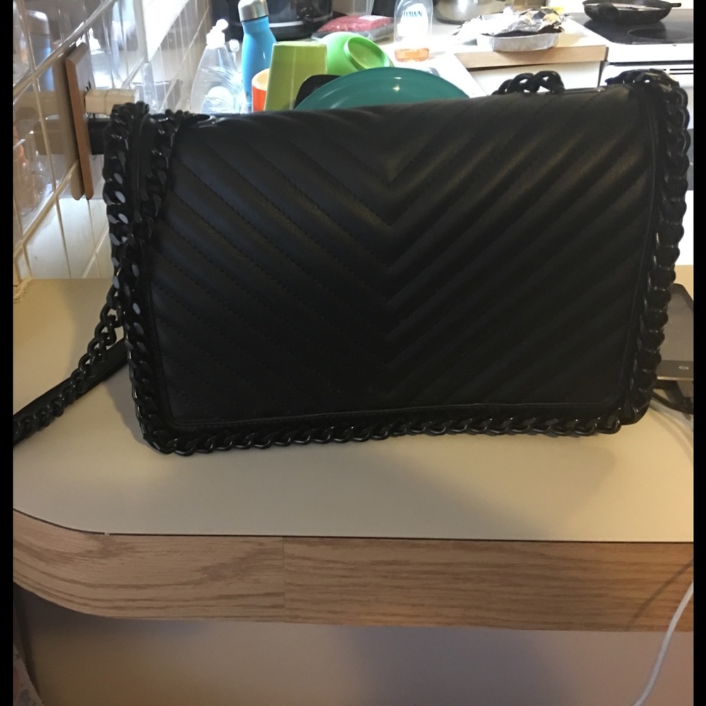 Black bad with chain Aldo